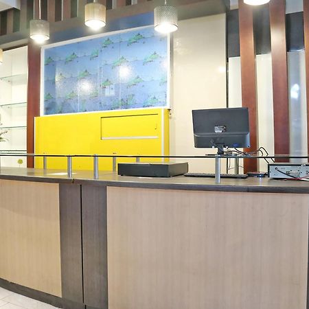 Oyo 1673 M Authentic Kost Man Hotel Паданг Екстериор снимка