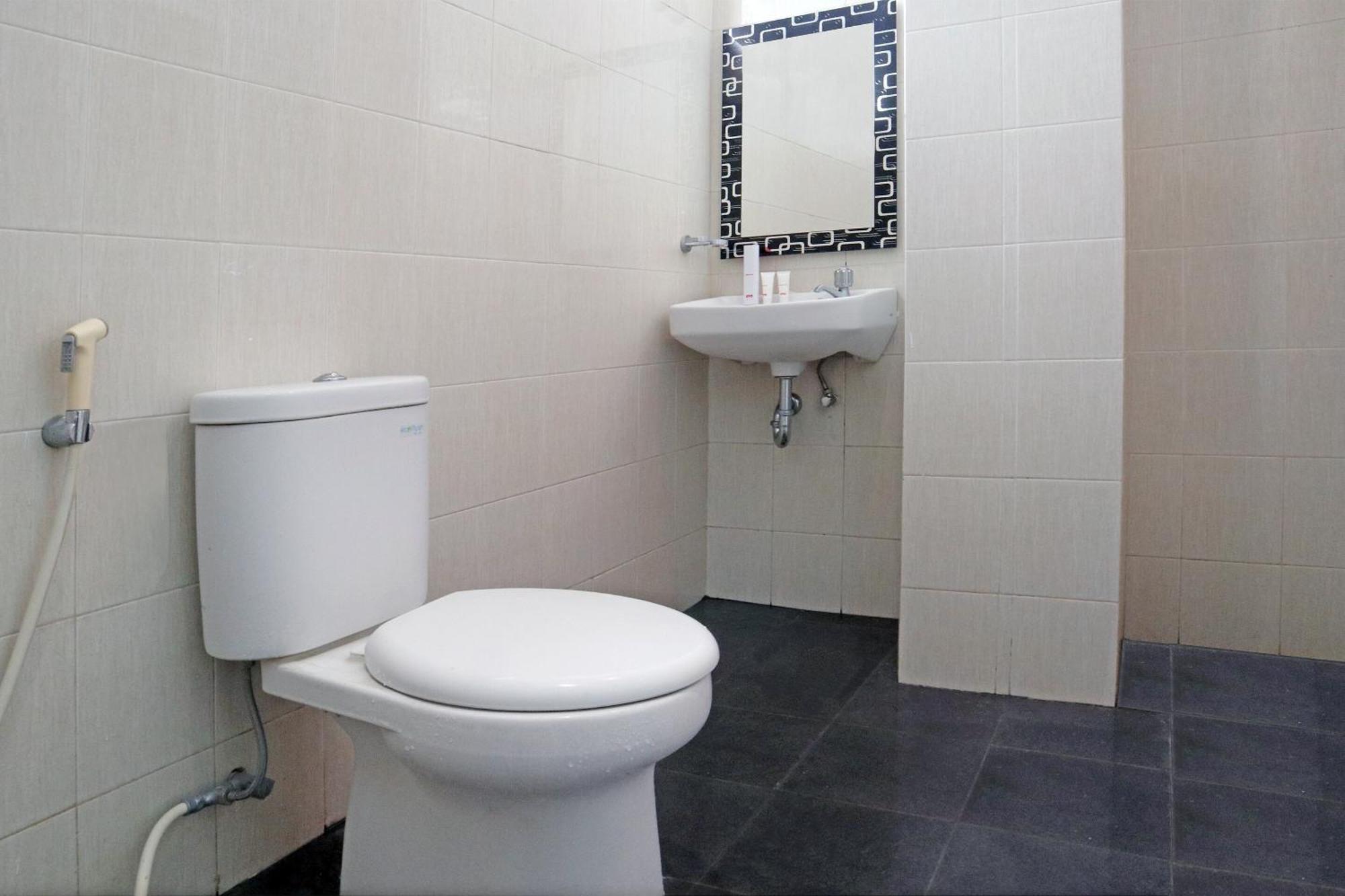 Oyo 1673 M Authentic Kost Man Hotel Паданг Екстериор снимка