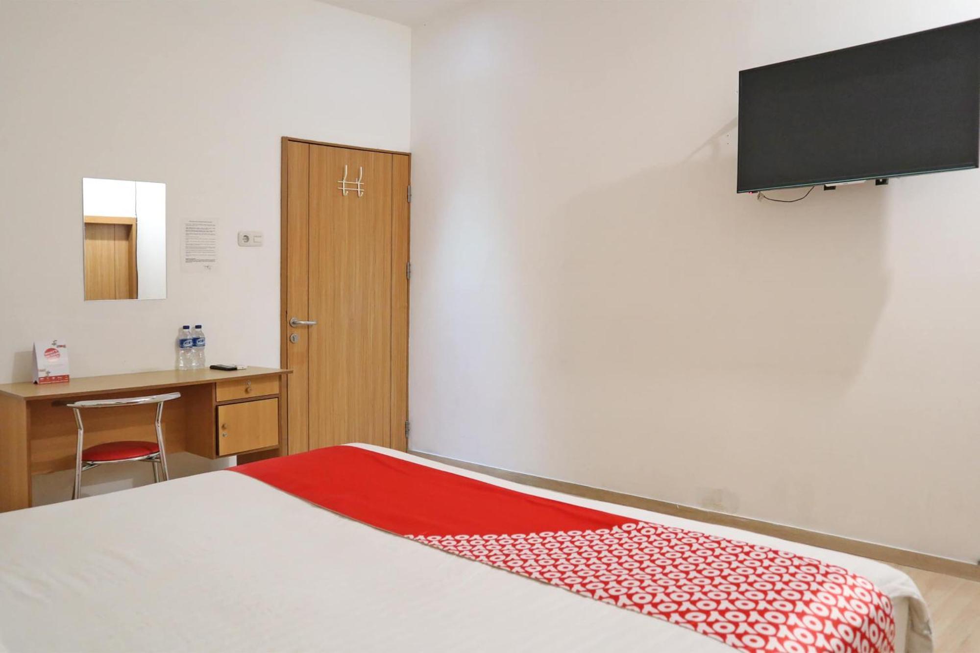 Oyo 1673 M Authentic Kost Man Hotel Паданг Екстериор снимка