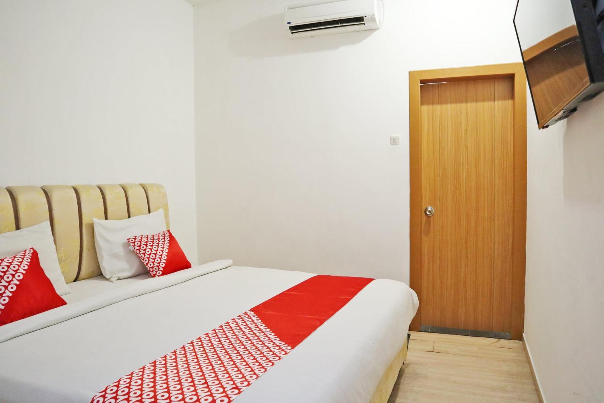 Oyo 1673 M Authentic Kost Man Hotel Паданг Екстериор снимка