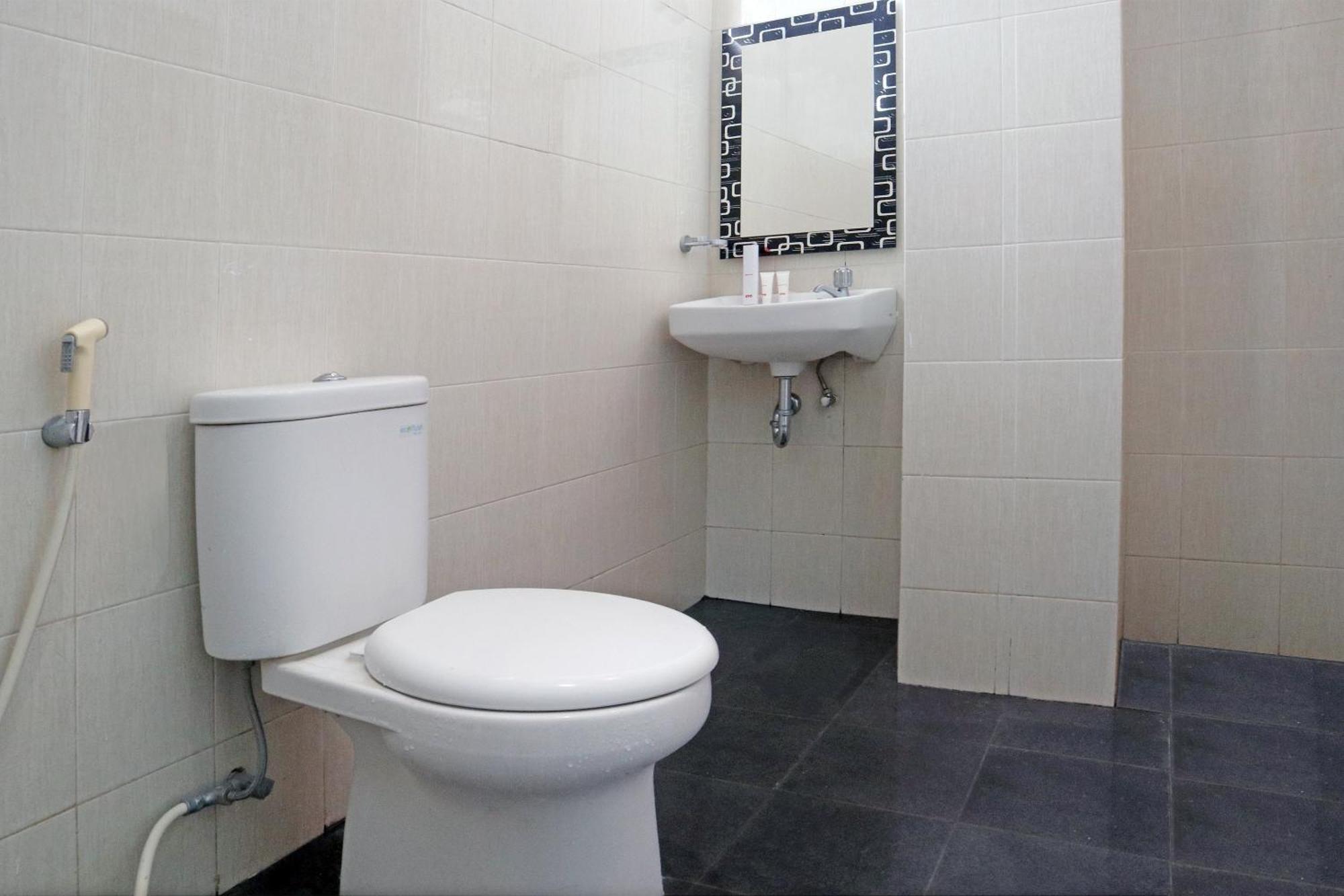 Oyo 1673 M Authentic Kost Man Hotel Паданг Екстериор снимка
